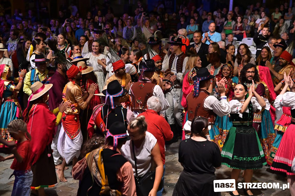 Festiwalowa publiczność dołączyła do tańca z zespołami [FOTO] 